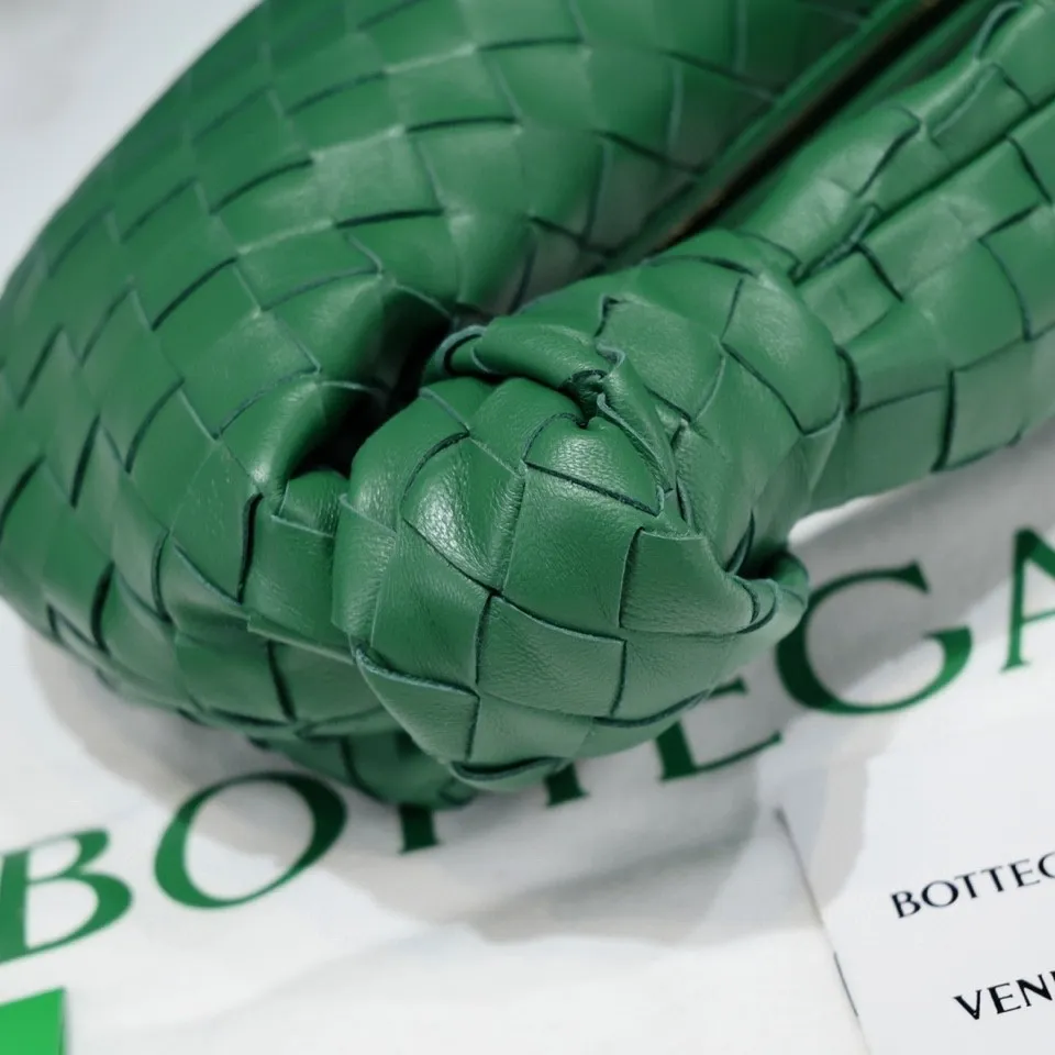 Batch 1120 BV Bottega Veneta's new early spring women's MINI JODIE handbag BV bag 🔥The new method is based on the original rounded corners, knotted with classic woven leather round hobo bag, The most iconic triangular pull-out design, using sheepskin draped soft shape, is super suitable for concave shapes~ Jodie feels really gentle to people, and is definitely the best item for daily matching. It has the same weave, new elements and twists, is compact and versatile, and is the new favorite of street style Internet celebrities! Dimensions: 23x28x8 Model: 6699-1